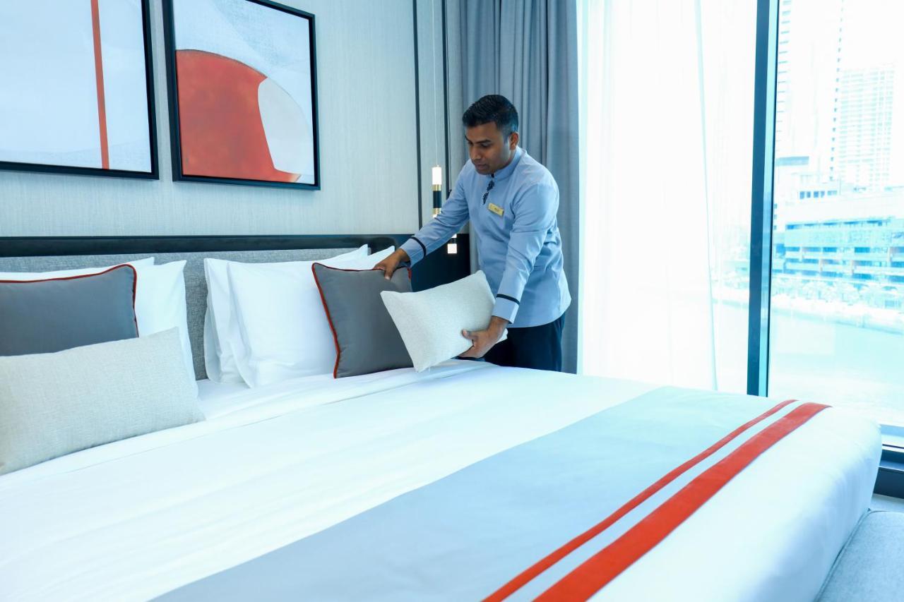 מלון מנאמה Charthouse Bahrain מראה חיצוני תמונה A hotel housekeeper making a bed
