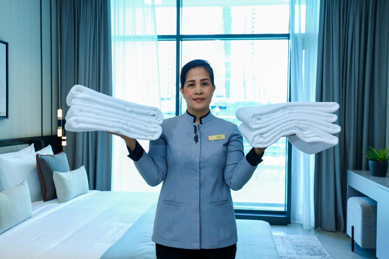 מלון מנאמה Charthouse Bahrain מראה חיצוני תמונה A chambermaid in a hotel