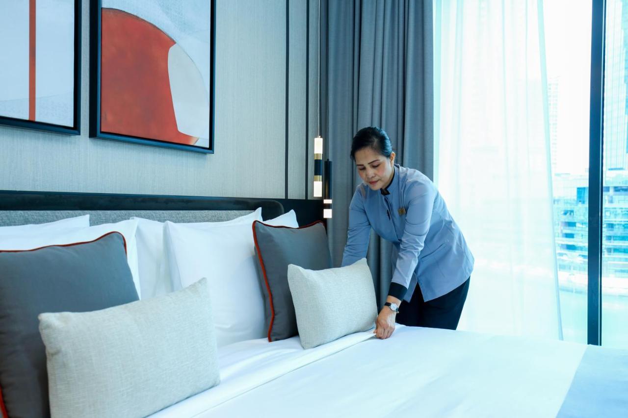 מלון מנאמה Charthouse Bahrain מראה חיצוני תמונה A chambermaid making a bed