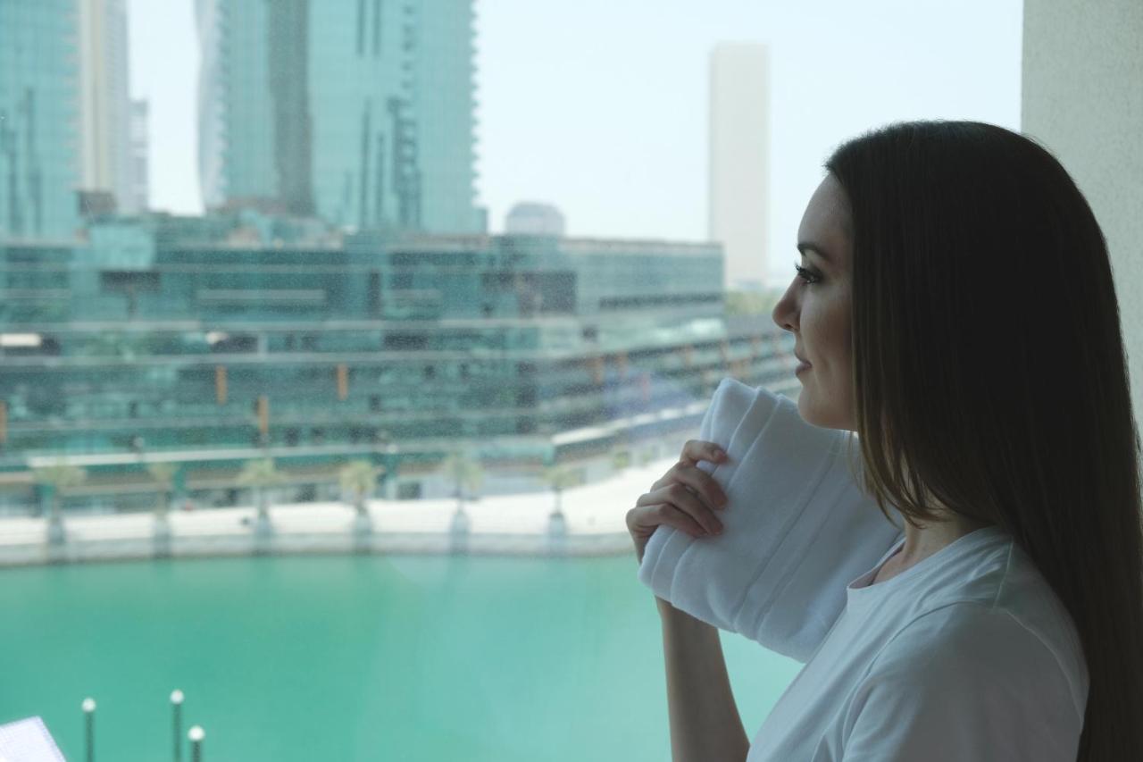 מלון מנאמה Charthouse Bahrain מראה חיצוני תמונה A woman in Dubai