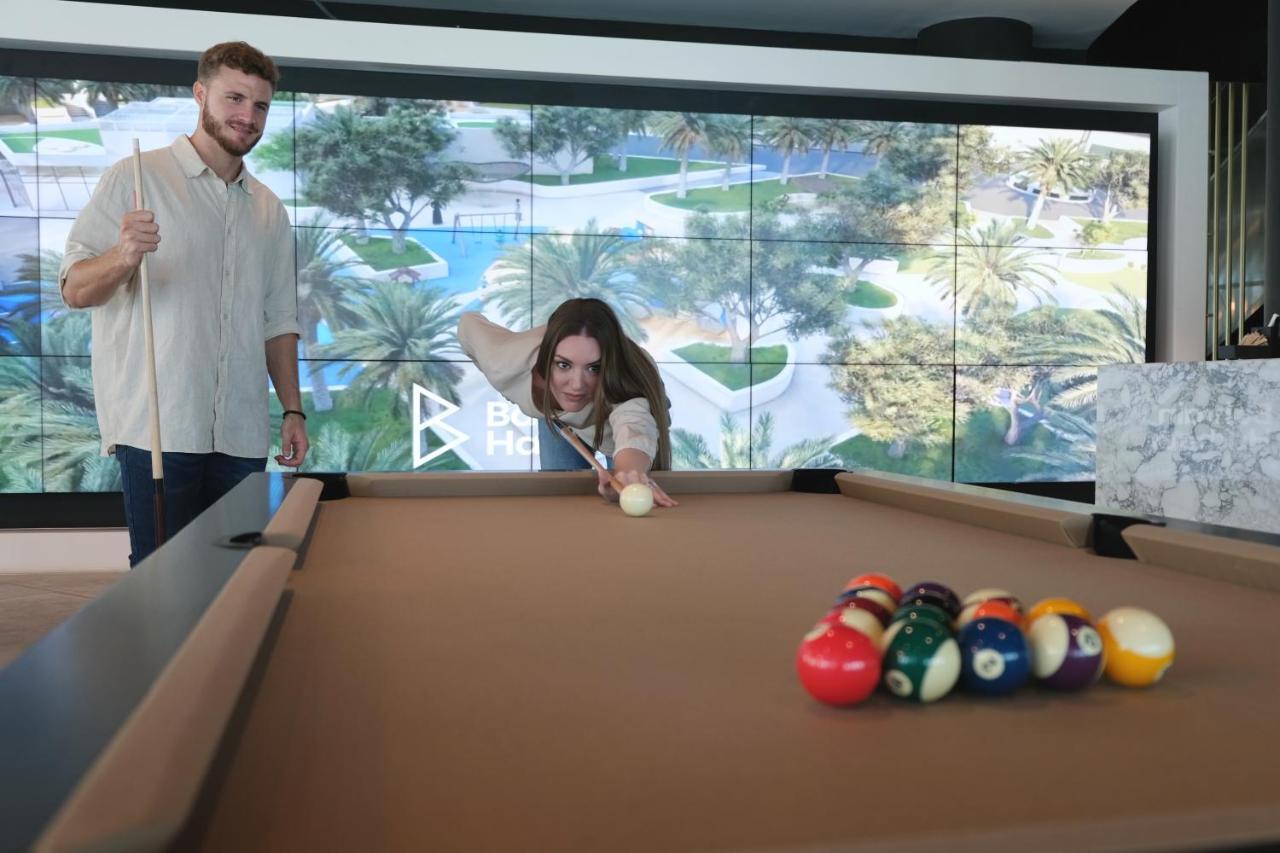 מלון מנאמה Charthouse Bahrain מראה חיצוני תמונה A pool table