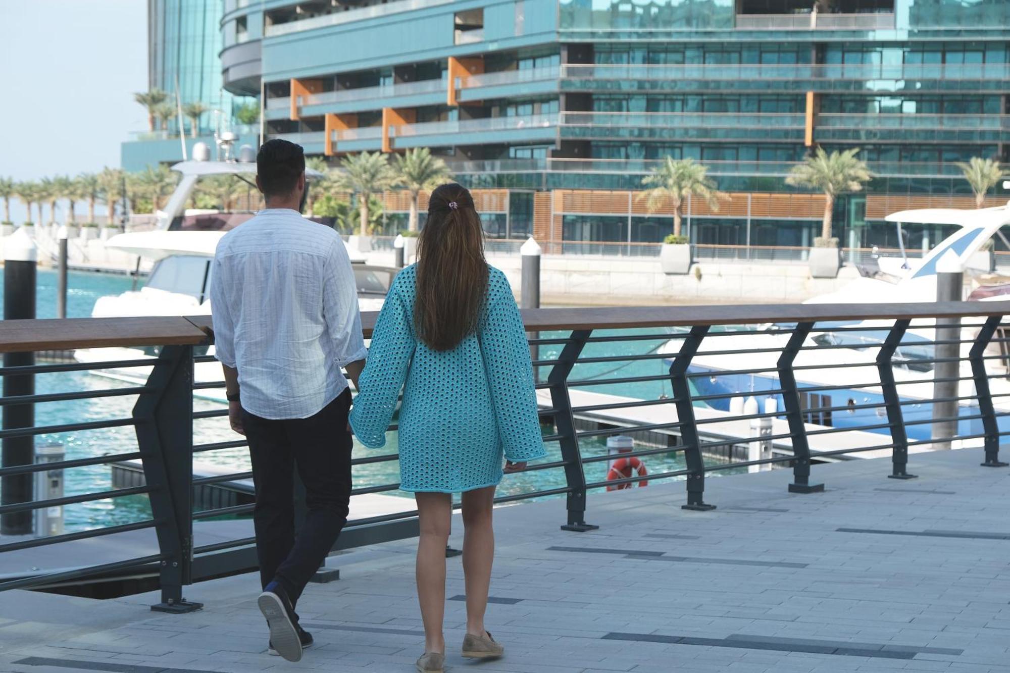 מלון מנאמה Charthouse Bahrain מראה חיצוני תמונה A couple walking in Dubai Marina