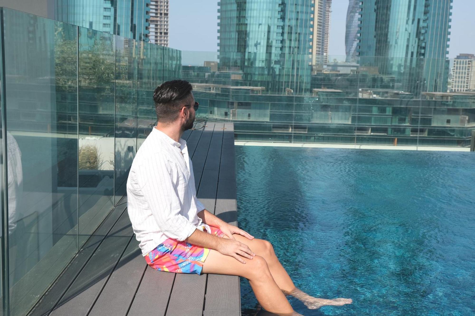 מלון מנאמה Charthouse Bahrain מראה חיצוני תמונה A man sitting on the edge of a pool