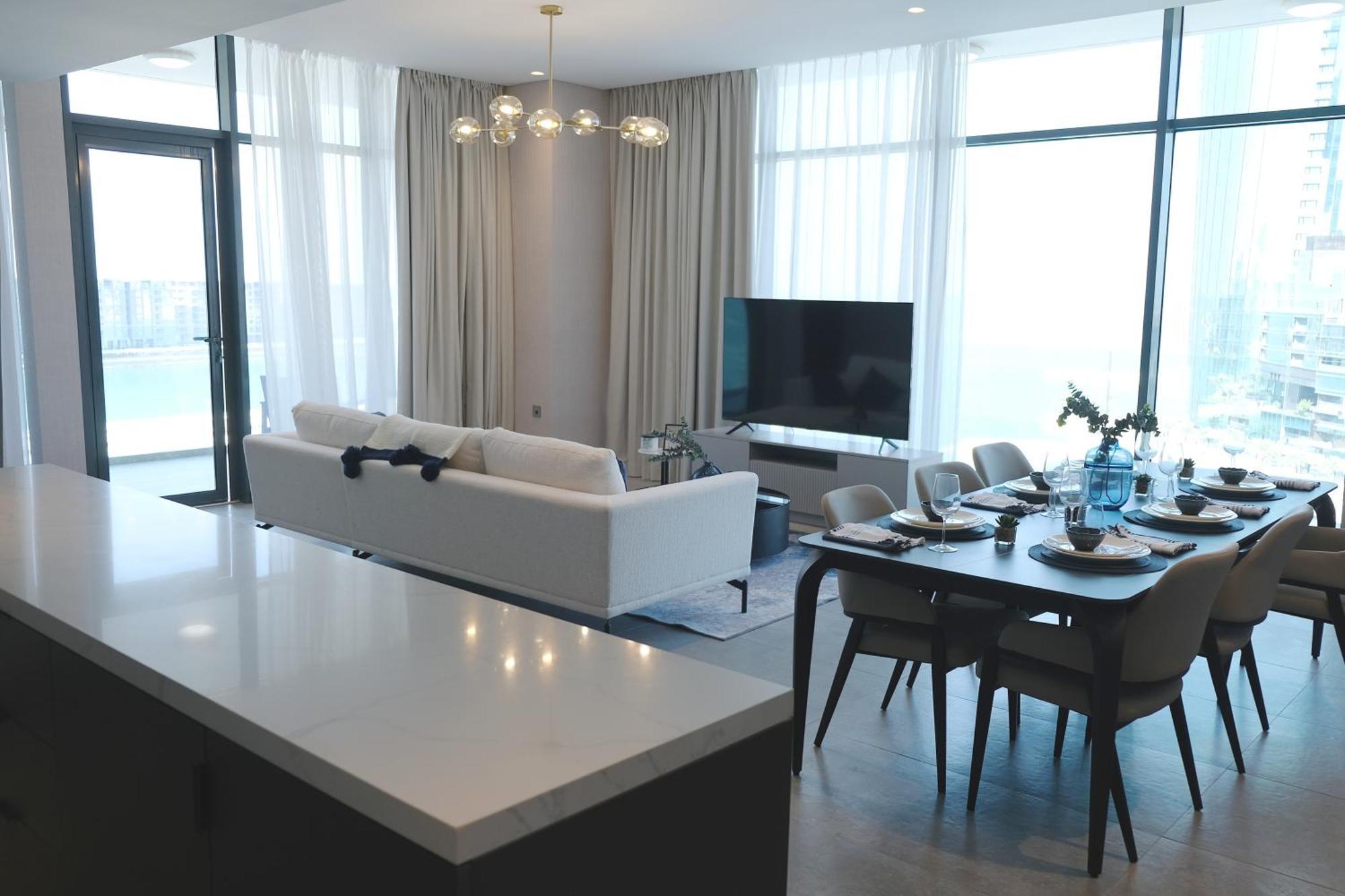 מלון מנאמה Charthouse Bahrain מראה חיצוני תמונה A living room in a 3-bedroom apartment