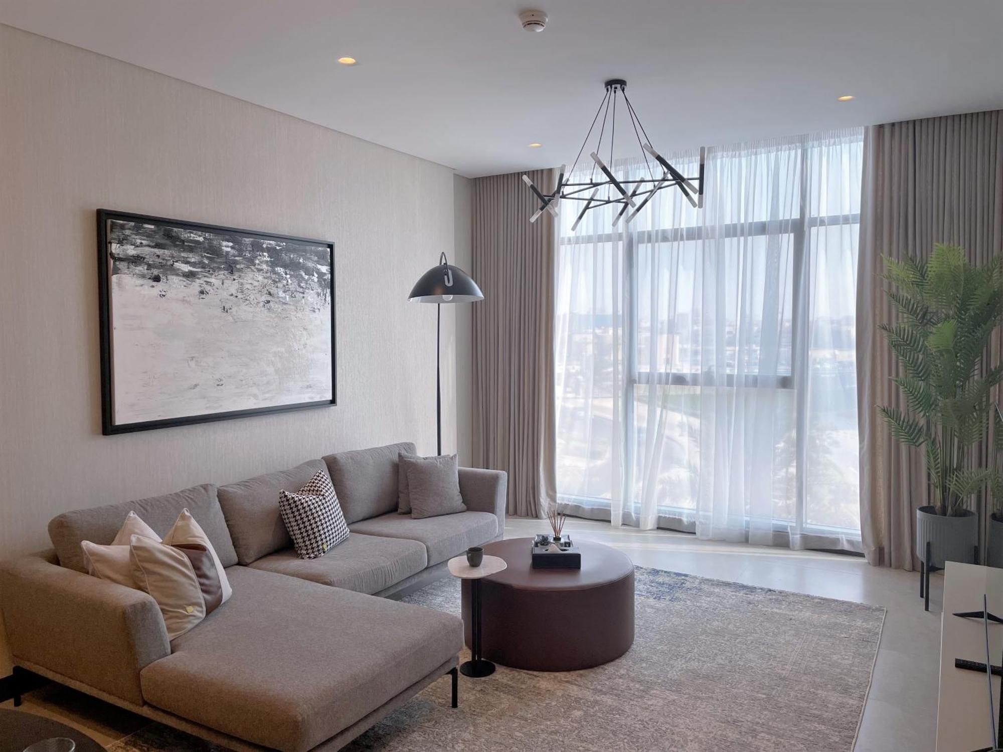 מלון מנאמה Charthouse Bahrain מראה חיצוני תמונה A living room in a typical apartment