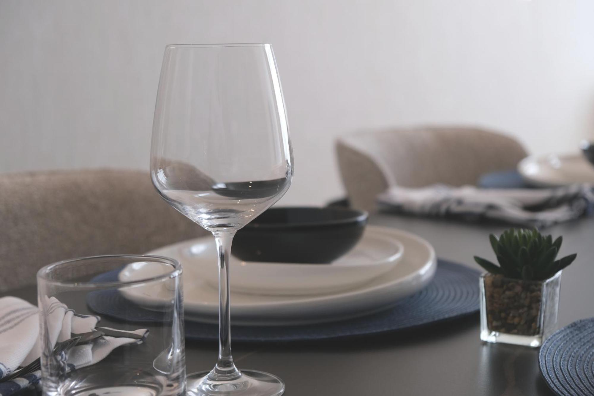 מלון מנאמה Charthouse Bahrain מראה חיצוני תמונה A wine glass