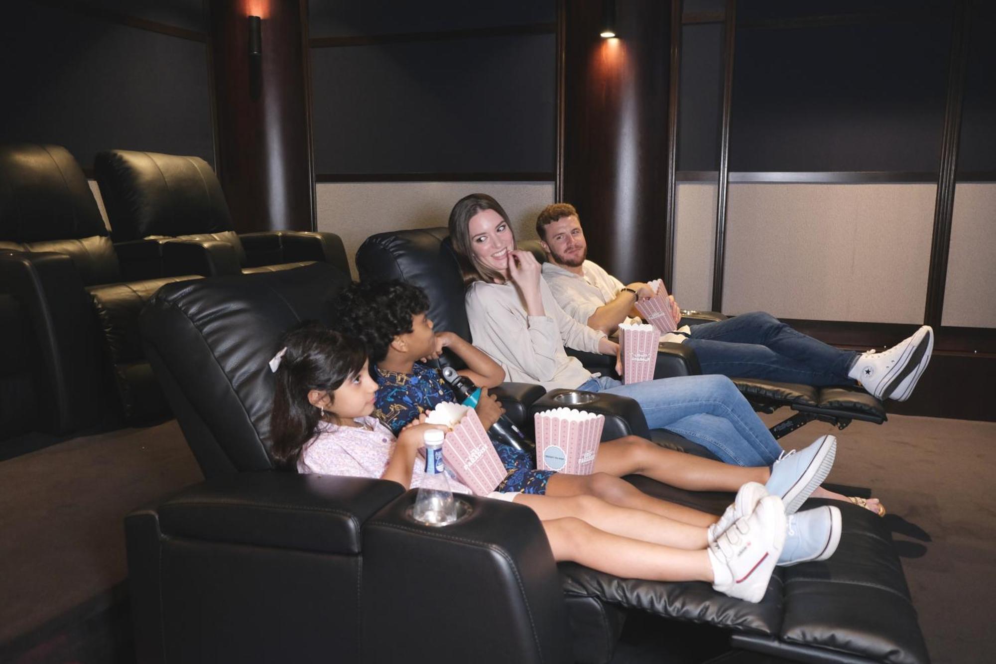 מלון מנאמה Charthouse Bahrain מראה חיצוני תמונה A family watching a movie in a home theater